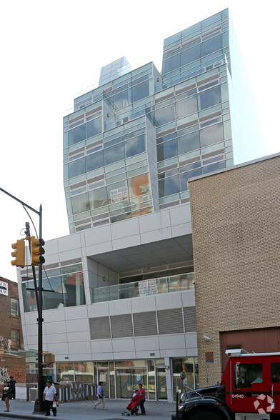 13668 Roosevelt Ave, Flushing, NY en alquiler - Foto principal - Imagen 1 de 21