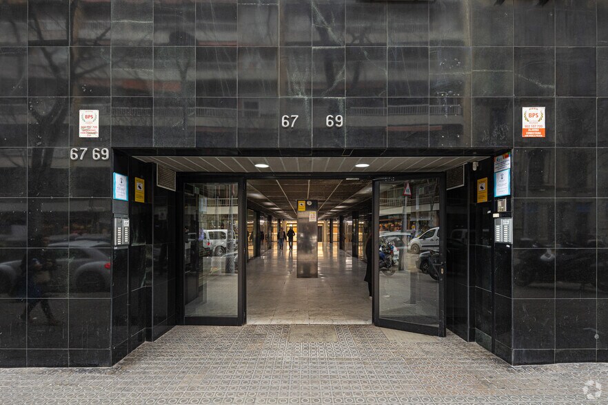 Edificio residencial en Barcelona, Barcelona en venta - Foto del edificio - Imagen 3 de 4