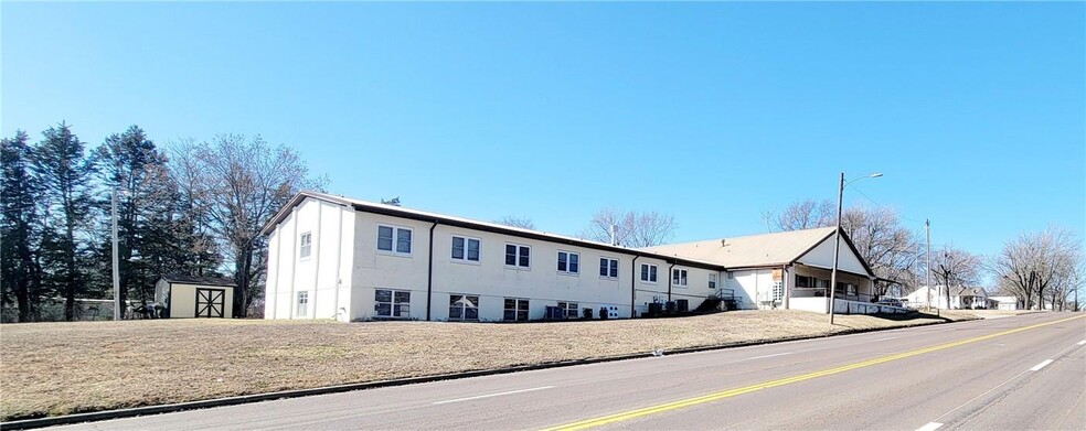 600 E Mary St, Yates Center, KS en venta - Foto del edificio - Imagen 1 de 53