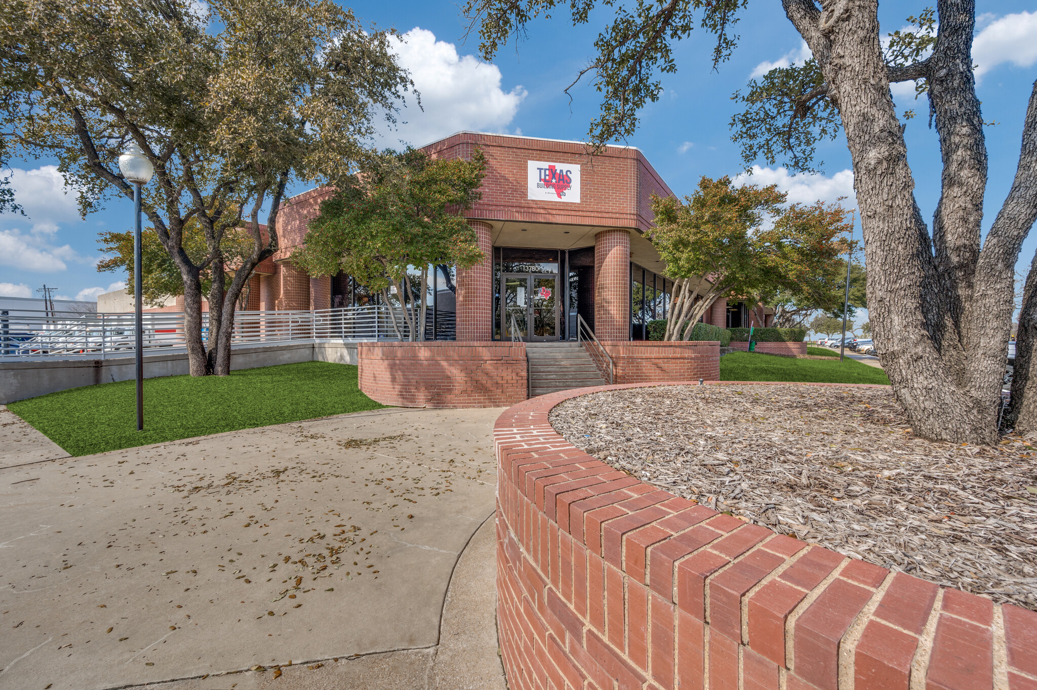 13780 Benchmark Dr, Farmers Branch, TX en alquiler Foto del edificio- Imagen 1 de 7