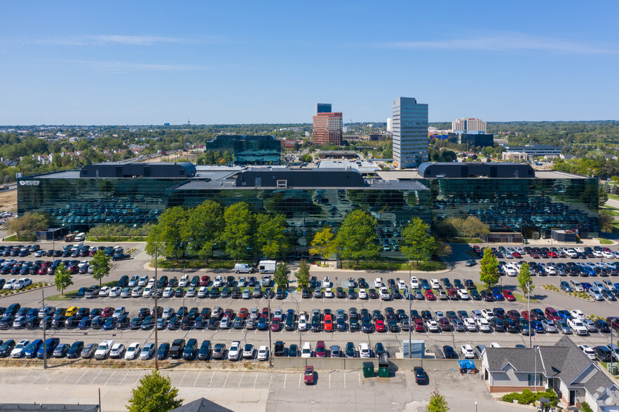 340 E Big Beaver Rd, Troy, MI en alquiler - Foto del edificio - Imagen 3 de 28