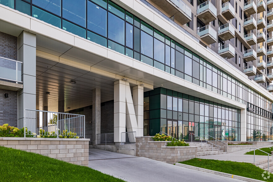 300 Pl Charles-Le Moyne, Longueuil, QC en alquiler - Foto del edificio - Imagen 3 de 11