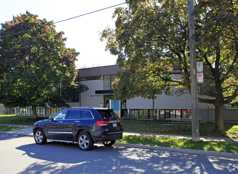 585 Cranbrooke Ave, Toronto, ON en alquiler - Foto del edificio - Imagen 2 de 2