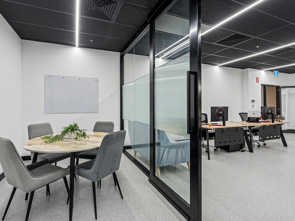 11-13 Solent Cct, Norwest, NSW 2153 - Unidad Suite 301 - - Foto del interior - Image 2 of 6