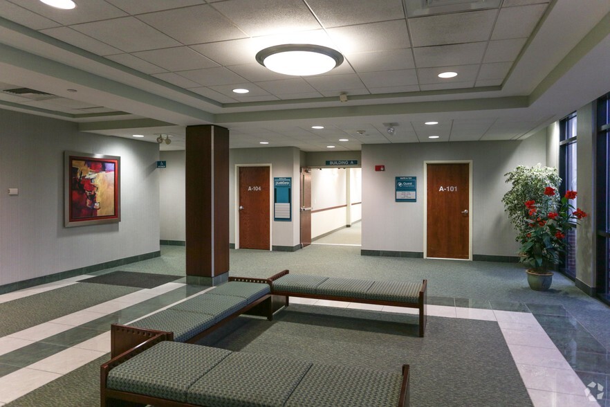 115 Technology Dr, Trumbull, CT en alquiler - Lobby - Imagen 3 de 10