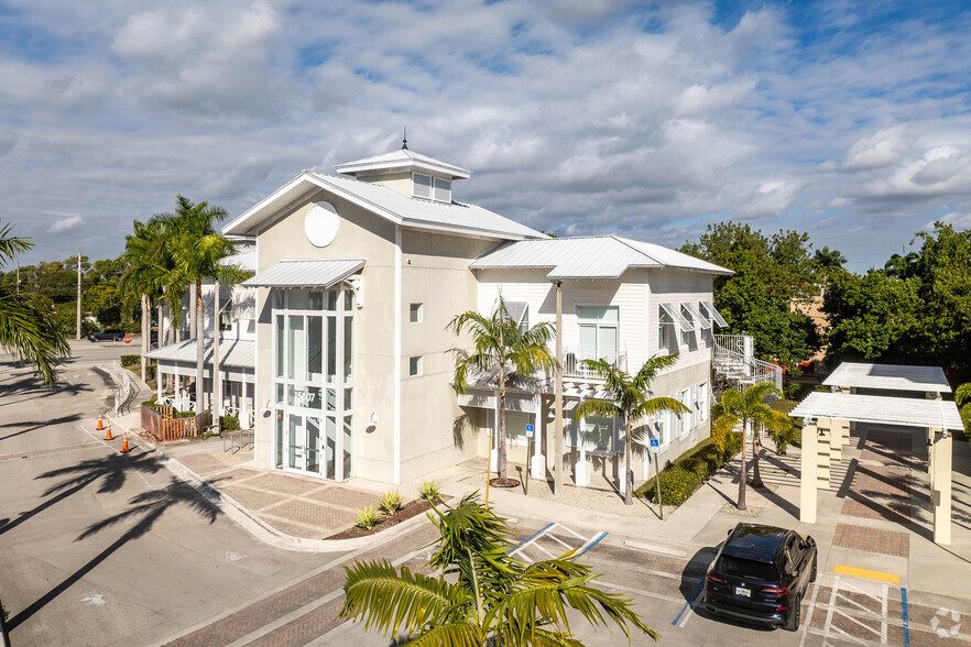 15801 Biscayne Blvd, North Miami Beach, FL en alquiler - Foto del edificio - Imagen 3 de 19