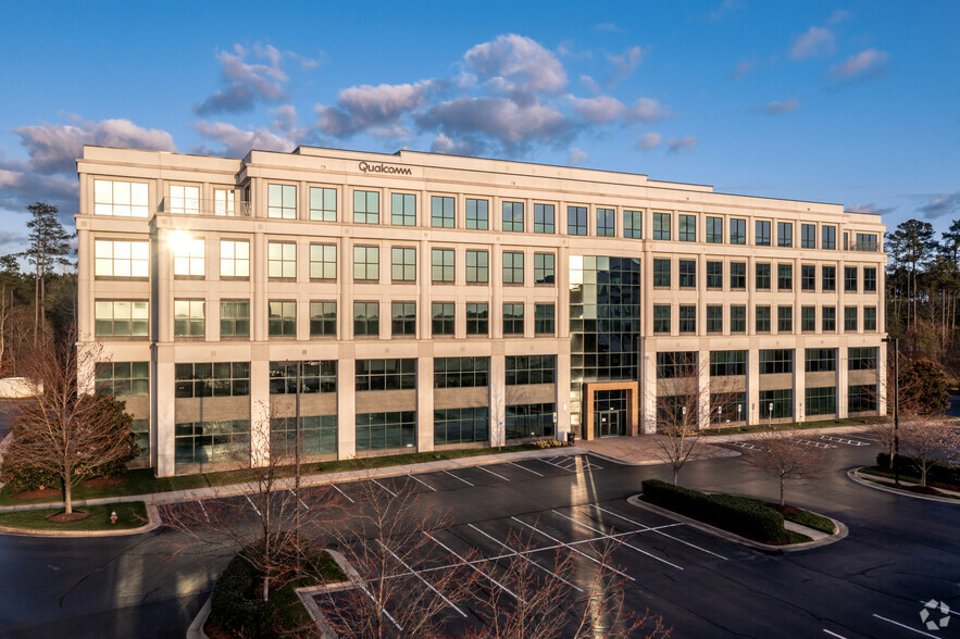 8045 Arco Corporate Dr, Raleigh, NC en alquiler - Foto del edificio - Imagen 1 de 20