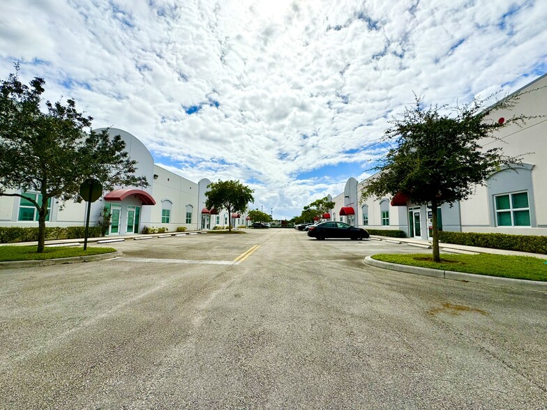 4326 NW 120th Ave, Coral Springs, FL en alquiler - Foto del edificio - Imagen 2 de 14