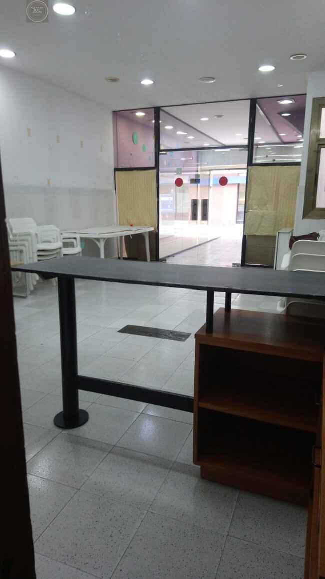 Más detalles de Carrer d'Antoni Gaudí, 38, Sant Boi de Llobregat - Local en alquiler