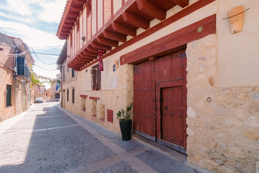 Hotel y hospedaje en Buitrago del Lozoya, Madrid en venta - Foto del edificio - Imagen 1 de 46