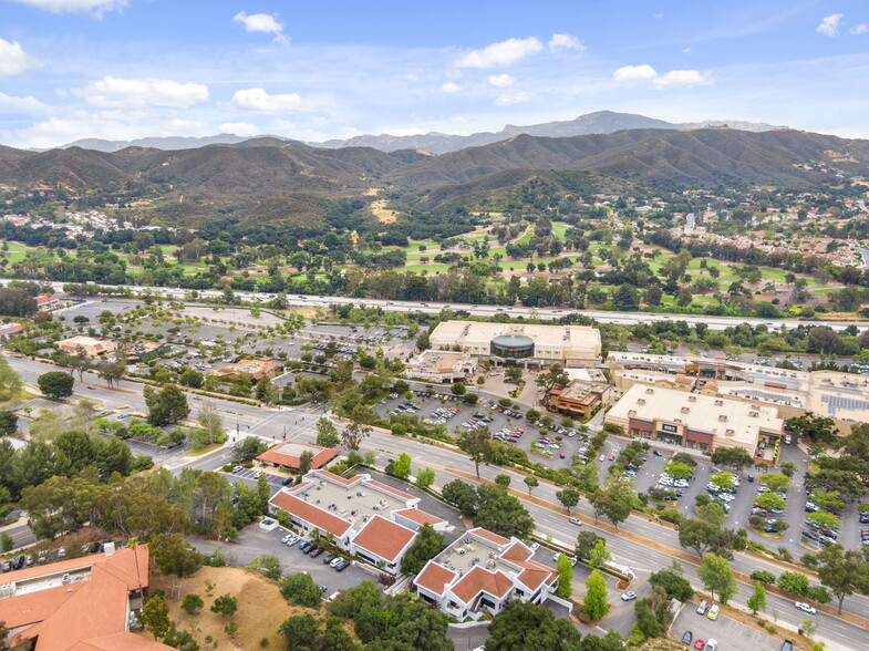 299 W Hillcrest Dr, Thousand Oaks, CA en alquiler - Foto del edificio - Imagen 3 de 8