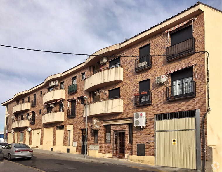 Calle de Ugena, 64, Yuncos, Toledo en alquiler - Foto del edificio - Imagen 2 de 2