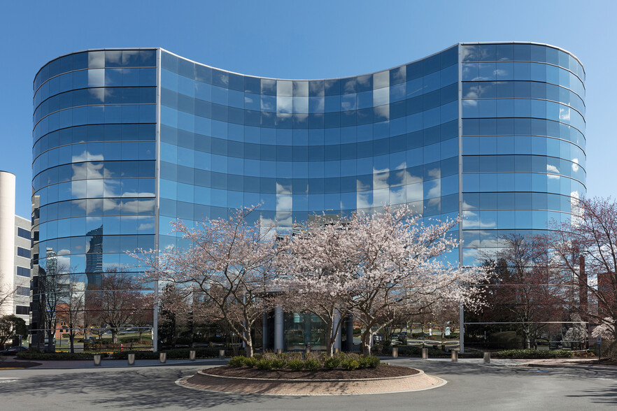 8609 Westwood Center Dr, Vienna, VA en alquiler - Foto del edificio - Imagen 1 de 36