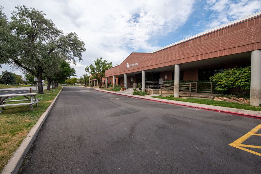 2607 Decker Lake Blvd, Salt Lake City, UT en alquiler - Foto del edificio - Imagen 3 de 4