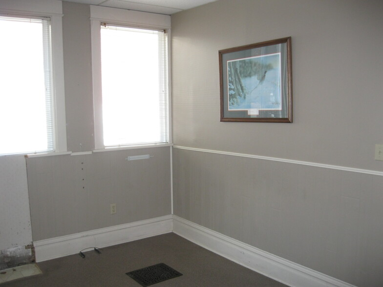 112 1st Ave E, Newton, IA en alquiler - Foto del interior - Imagen 2 de 3