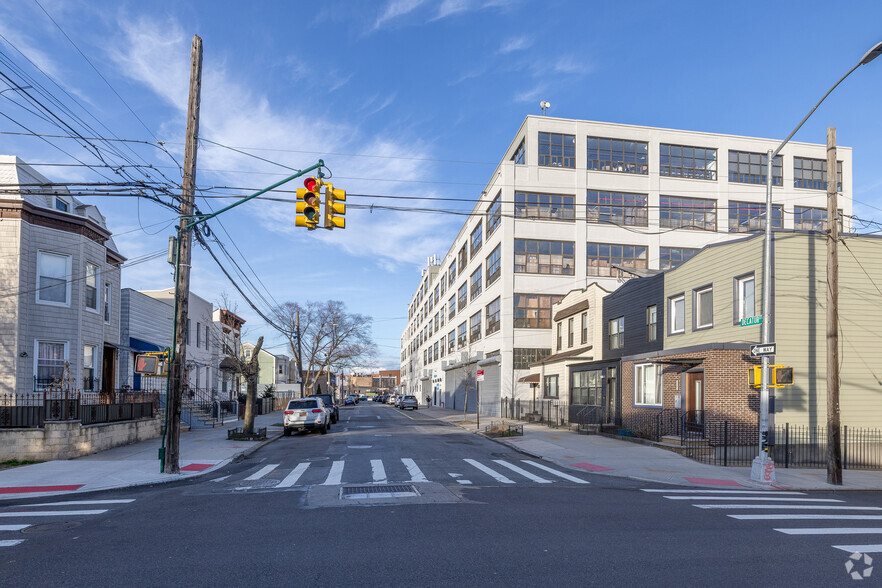 59-00 Decatur St, Ridgewood, NY en alquiler - Foto del edificio - Imagen 3 de 20