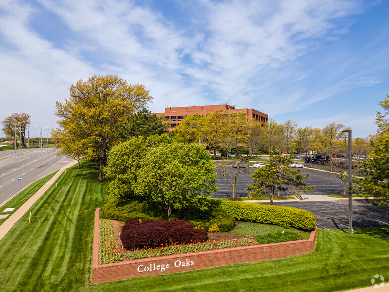 11880 College Blvd, Overland Park, KS en alquiler - Foto del edificio - Imagen 2 de 5