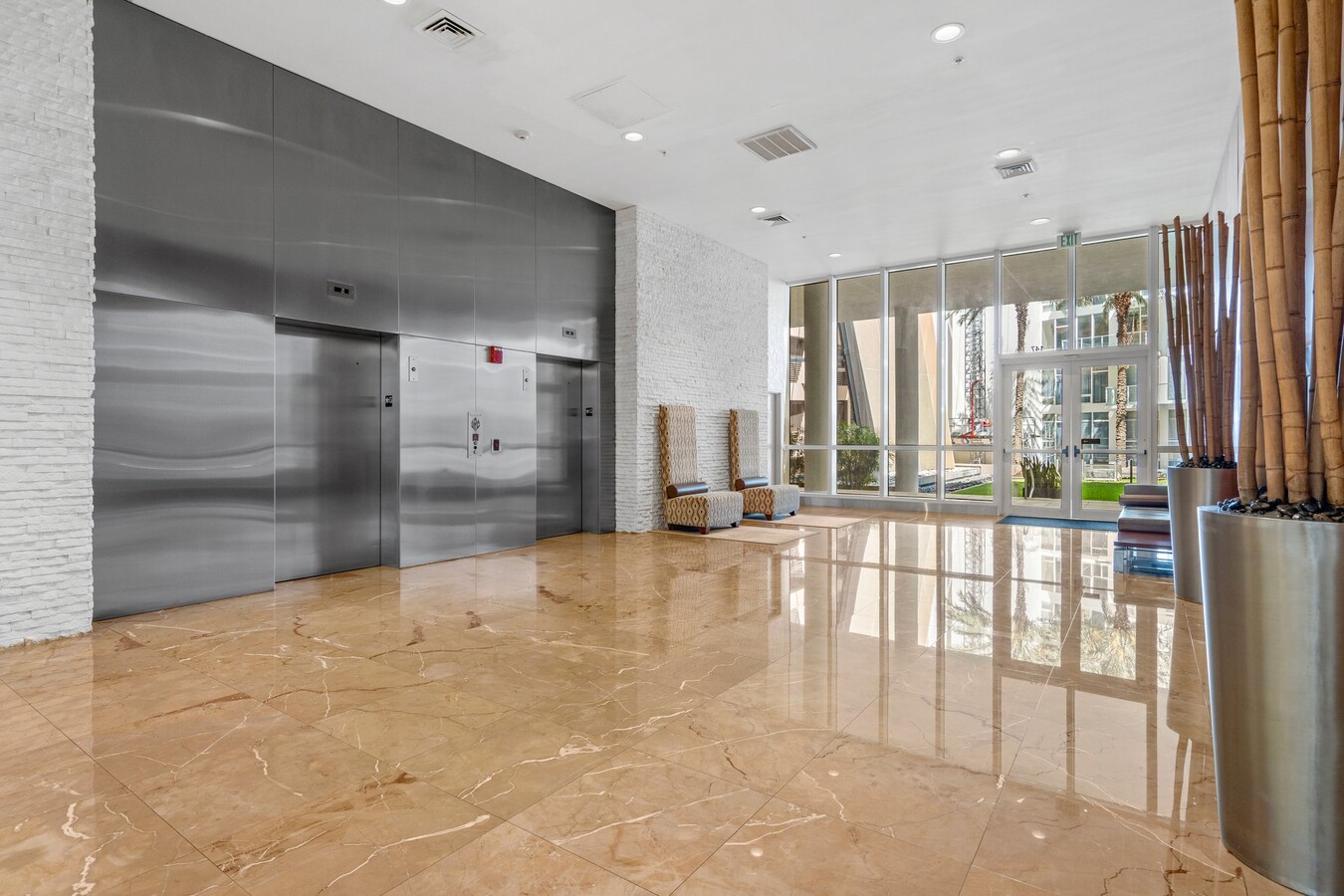 175 1st St S, Saint Petersburg, FL 33701 - Unidad OU12 #306 -  - Lobby - Image 1 of 26