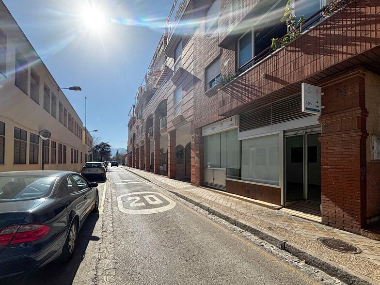 Local en Granada, Granada en venta - Foto del edificio - Imagen 3 de 24