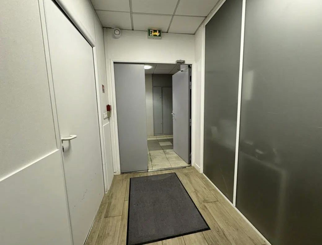 11 Rue Maurice Grandcoing, Ivry-sur-Seine, VDM 94200 - Unidad 1 -  - Lobby - Image 1 of 10