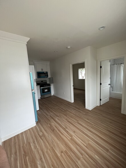 2211 S Bronson Ave, Los Angeles, CA en venta - Foto del interior - Imagen 2 de 17