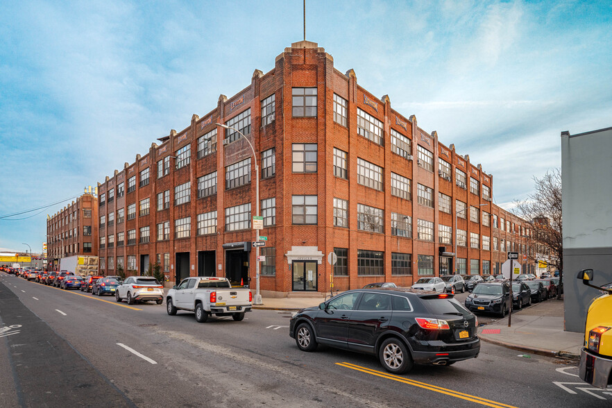 236-276 Greenpoint Ave, Brooklyn, NY en alquiler - Foto del edificio - Imagen 3 de 11