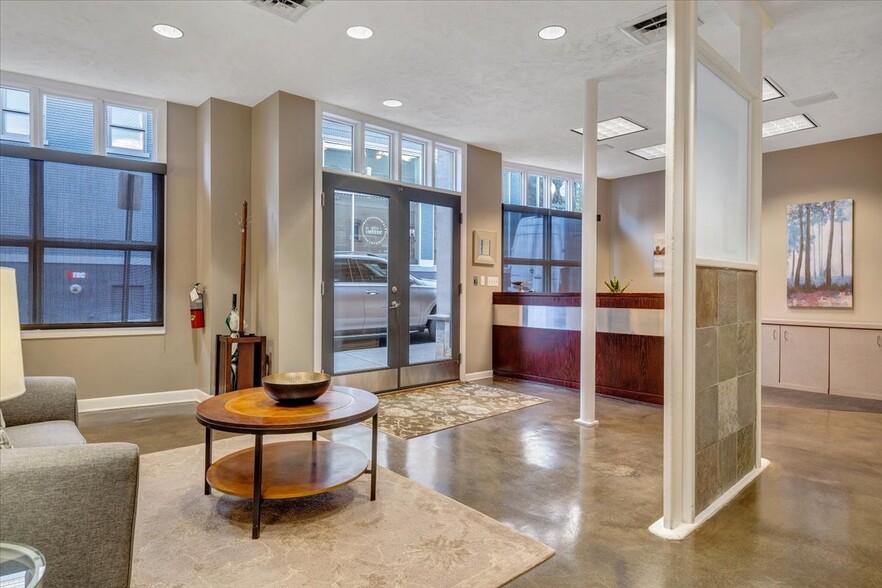 131 Kirk Ave SW, Roanoke, VA en venta - Foto del edificio - Imagen 2 de 11