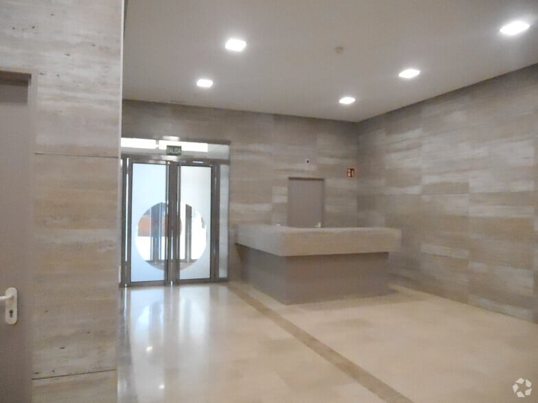 Calle de Julián Camarillo, 29, Madrid, Madrid en alquiler - Foto del edificio - Imagen 3 de 4