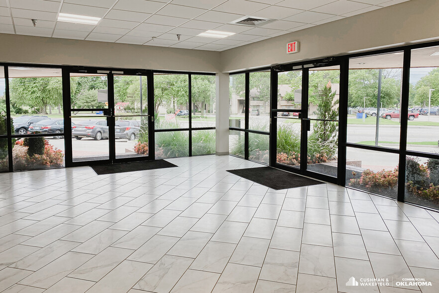 7335 S Lewis Ave, Tulsa, OK en alquiler - Lobby - Imagen 2 de 9