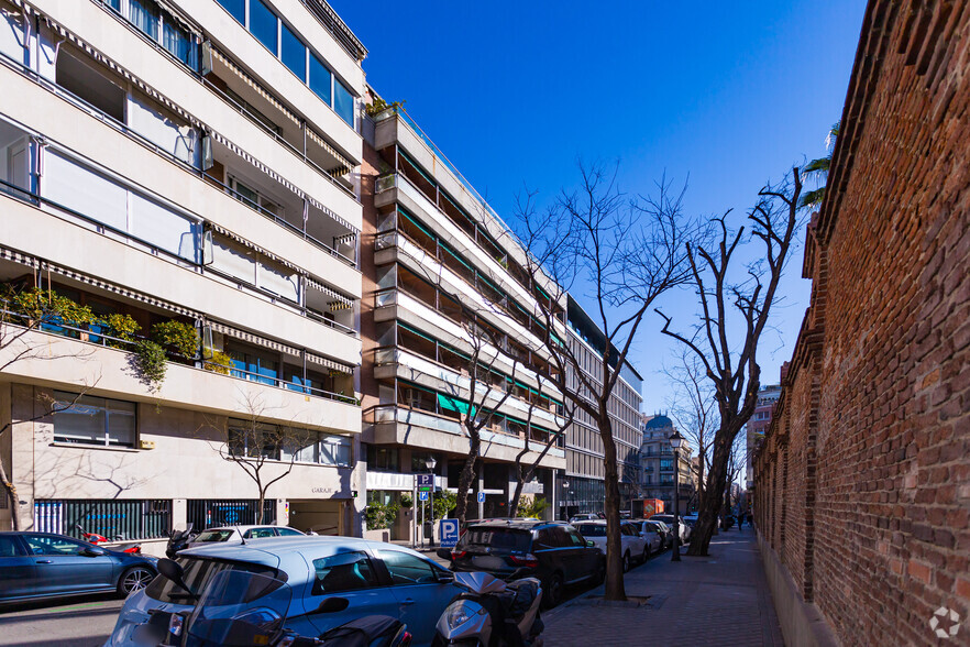 Calle Zurbarán, 9, Madrid, Madrid en venta - Foto del edificio - Imagen 2 de 2