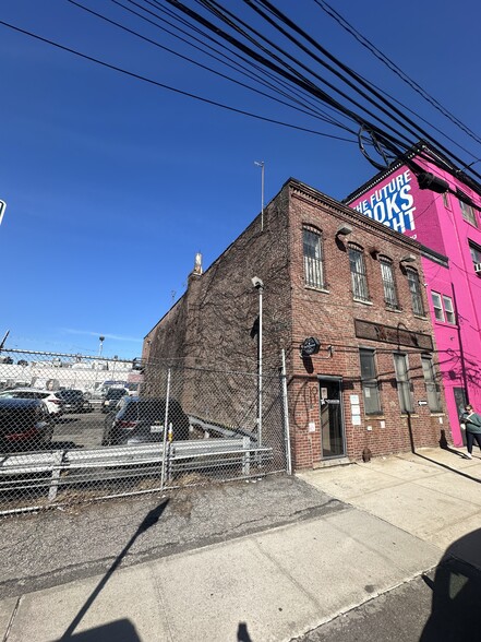 1011 46th Ave, Long Island City, NY en alquiler - Foto del edificio - Imagen 1 de 4