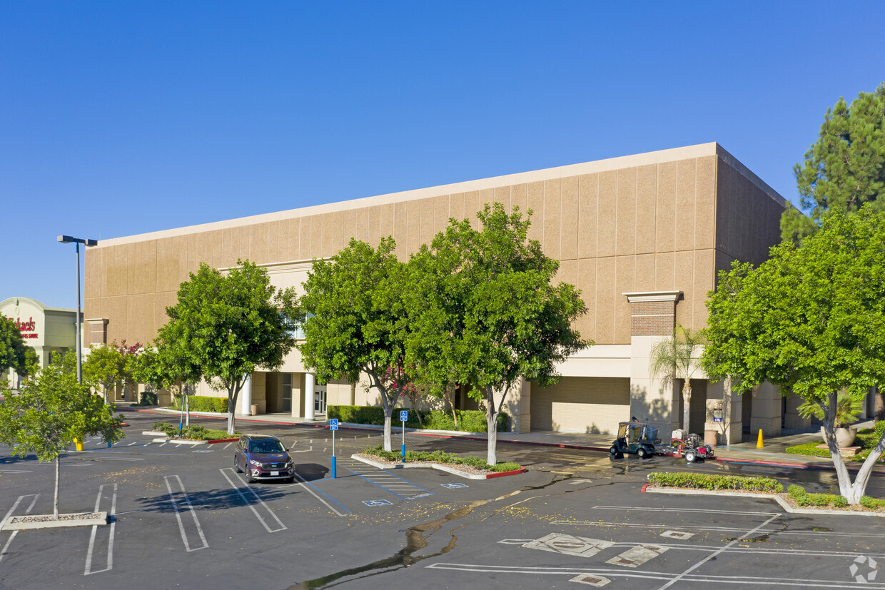 6633 Fallbrook Ave, West Hills, CA en alquiler Foto del edificio- Imagen 1 de 2