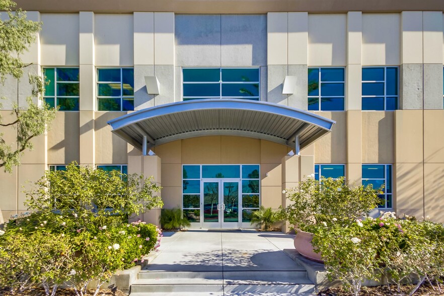 27240 W Turnberry Ln, Valencia, CA en alquiler - Foto del edificio - Imagen 2 de 7