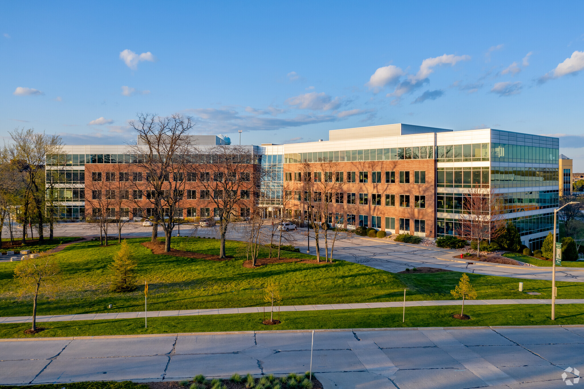 10700 W Research Dr, Milwaukee, WI en alquiler Foto del edificio- Imagen 1 de 13