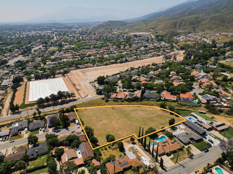 ±1.79 Acres | Residential Zoned Land, San Bernardino, CA en venta - Foto del edificio - Imagen 2 de 5