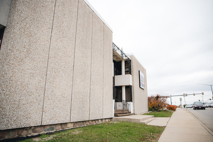 10721 W Capitol Dr, Milwaukee, WI en alquiler - Foto del edificio - Imagen 2 de 9