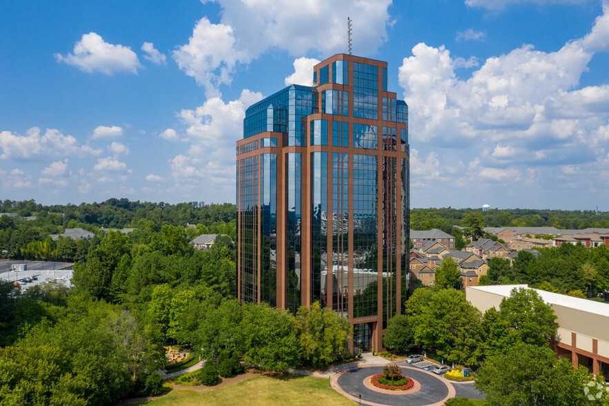 1050 Crown Pointe Pkwy, Atlanta, GA en alquiler - Foto del edificio - Imagen 1 de 30