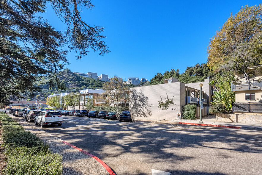 833 Moraga Dr, Los Angeles, CA en venta - Foto del edificio - Imagen 2 de 36