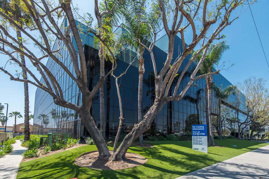 15350 Sherman Way, Van Nuys, CA en alquiler - Foto del edificio - Imagen 3 de 7