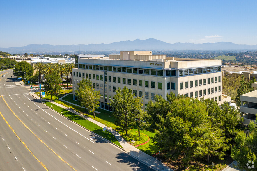 120 Vantis, Aliso Viejo, CA en alquiler - Vista aérea - Imagen 2 de 19