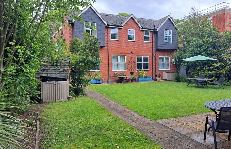 65 De Parys Av, Bedford en venta - Foto del edificio - Imagen 2 de 4