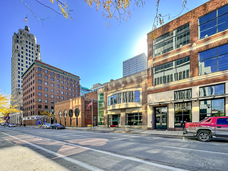 111 W Berry St, Fort Wayne, IN en alquiler - Foto del edificio - Imagen 2 de 18