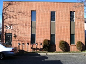 321 Main St, Woodbridge, NJ en alquiler Foto del edificio- Imagen 2 de 2