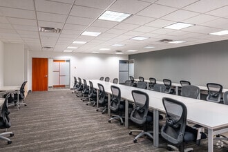 1325 Avenue of the Americas, New York, NY en alquiler Foto del edificio- Imagen 2 de 2