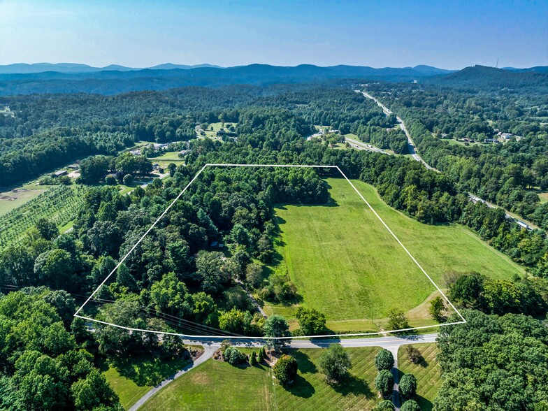 641 Crest Rd, Flat Rock, NC en venta - Foto del edificio - Imagen 3 de 11