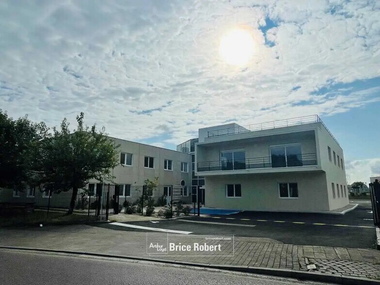 Oficina en Bron en alquiler - Foto del edificio - Imagen 2 de 9