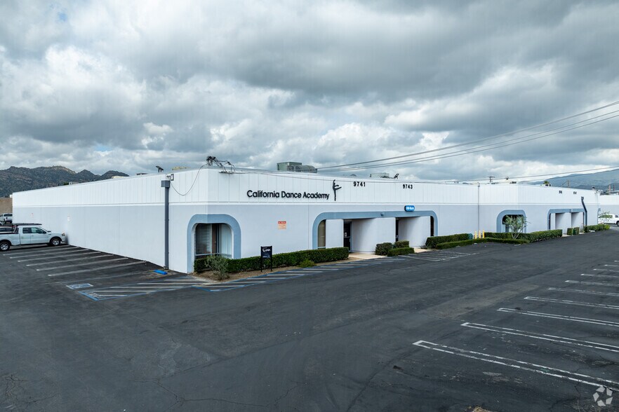 9741-9803 Independence Ave, Chatsworth, CA en alquiler - Foto principal - Imagen 1 de 7