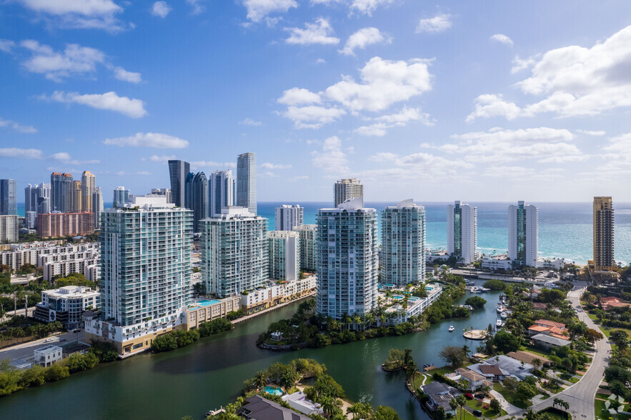 300-330 Sunny Isles Blvd, Sunny Isles Beach, FL en alquiler - Vista aérea - Imagen 2 de 2