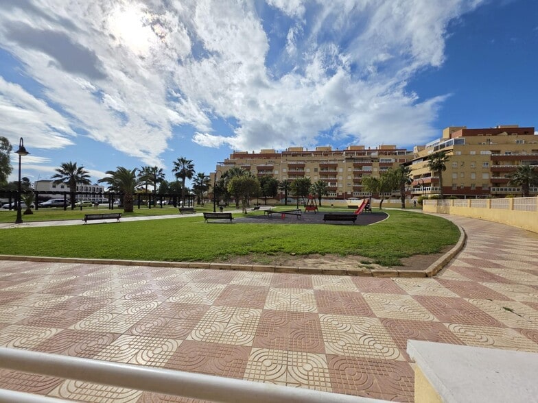 Local en Roquetas de Mar en alquiler - Foto del edificio - Imagen 3 de 9