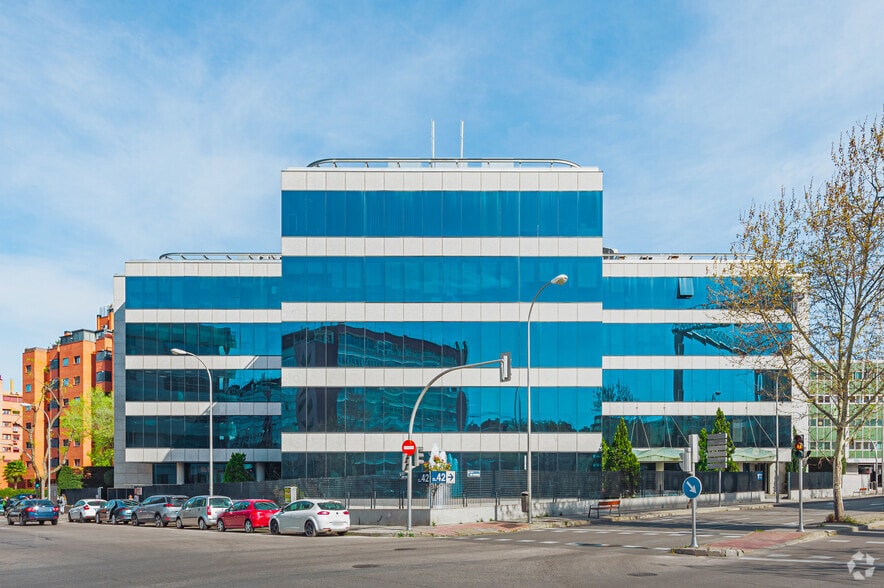 Calle de Julián Camarillo, 42, Madrid, Madrid en alquiler - Foto del edificio - Imagen 3 de 4